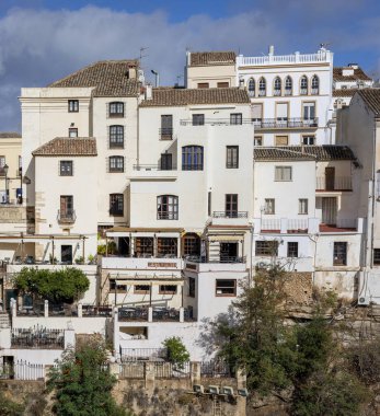 İspanya 'nın Endülüs bölgesinde bulunan Ronda köyünden gelen ünlü kemerli köprünün görüntüsü.