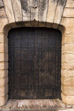 İspanya 'nın Ronda köyündeki güzel ahşap kapı dekorasyonunun yakın görüntüsü..