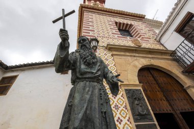 Keşiş Diego Jose de Cadiz 'in heykelinin yakın görüntüsü, Nuestra Senora de La Paz, Ronda, İspanya Kilisesi önünde yer almaktadır..