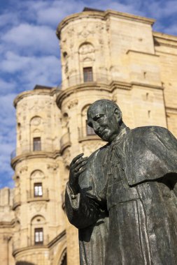 Kardinal Herrera Oria 'nın Santa Iglesia Katedral Bazilikası yakınlarındaki heykeline yakından bakın..