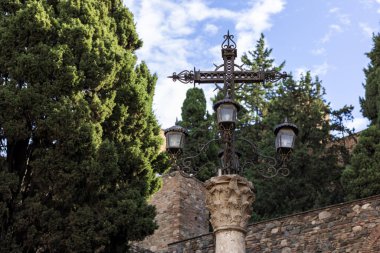 İspanya, Malaga 'daki Alcazaba kalesinin yanındaki büyük Demir Haç' a yakından bakın..