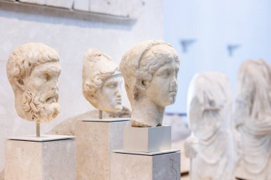 İspanya 'daki Müze' de Romalı büstlerin resimleri.