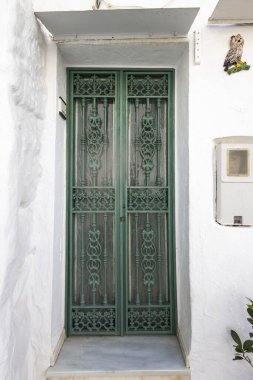 Malaga, İspanya 'da yeşil kapılı metal bir kapı görünüyor..