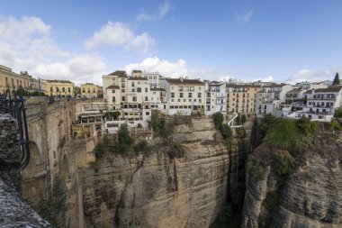 Ronda, İspanya - 20 Ekim 2023: İspanya 'nın Endülüs bölgesinde bulunan çok sayıda turist tarafından ziyaret edilen Ronda köyünden ünlü kemerli köprü.
