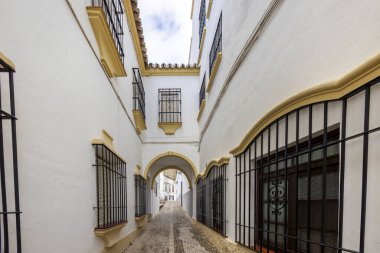 Ronda, İspanya - 20 Ekim 2023: Ronda köyünün sokaklarından mimarlık, Endülüs, İspanya.