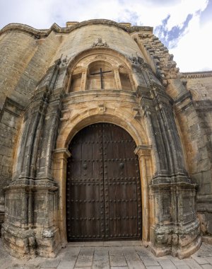 Ronda, İspanya - 20 Ekim 2023: İglesia de Santa Maria la Mayor 'dan mimari detayları, İspanya' nın Ronda kentinde yer almaktadır..