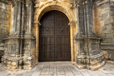 Ronda, İspanya - 20 Ekim 2023: İglesia de Santa Maria la Mayor 'dan mimari detayları, İspanya' nın Ronda kentinde yer almaktadır..