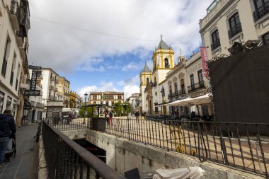 Ronda, İspanya - 20 Ekim 2023: İspanya 'da birçok restoran, kafe, dükkan ve hareketli Ronda köyünün tipik sokakları..