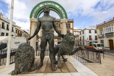 Ronda, İspanya - 20 Ekim 2023: Ronda plazasında iki aslanlı Herkül Heykeli, Endülüs, İspanya.