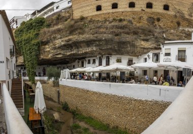 Setenil de las Bodegas, İspanya - 20 Ekim 2023: Resimli Setenil de las Bodegas köyü, İspanya.
