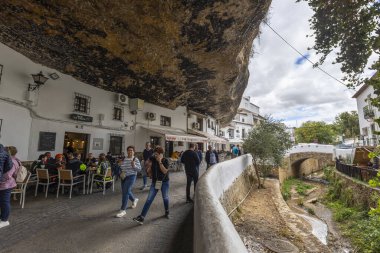 Setenil de las Bodegas, İspanya - 20 Ekim 2023: Resimli Setenil de las Bodegas köyü, İspanya.