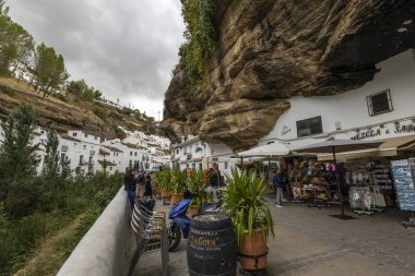 Setenil de las Bodegas, İspanya - 20 Ekim 2023: Resimli Setenil de las Bodegas köyü, İspanya.