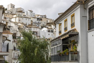 Setenil de las Bodegas, İspanya - 20 Ekim 2023: Resimli Setenil de las Bodegas köyü, İspanya.