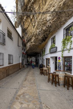 Setenil de las Bodegas, İspanya - 20 Ekim 2023: Resimli Setenil de las Bodegas köyü, İspanya.