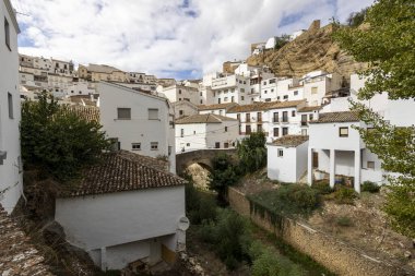 Setenil de las Bodegas, İspanya - 20 Ekim 2023: Resimli Setenil de las Bodegas köyü, İspanya.