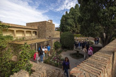 Malaga, İspanya - 21 Ekim 2023: Alcazaba de Velez Kalesi dış mimari detayları İspanya 'nın Malaga kentinde yer almaktadır..