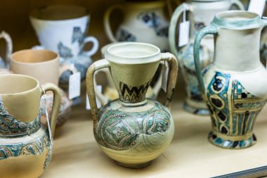 Malaga, İspanya - 21 Ekim 2023: Malaga Müzesi 'nde çeşitli karışık çömlek eserleri.