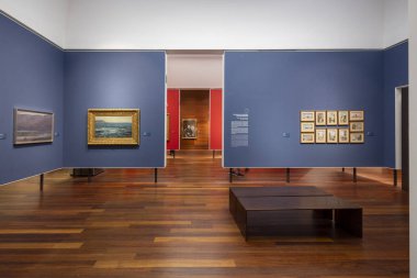 Malaga, İspanya - 21 Ekim 2023: İspanya 'nın Malaga Müzesi' nde güzel resim sergileri bulunan çeşitli odalar.