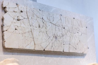 Malaga, İspanya - 21 Ekim 2023: Roma eserlerinin İspanya 'daki müzede sergilenmesi.