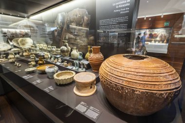 Malaga, İspanya - 21 Ekim 2023: Malaga Müzesi 'nde çeşitli karışık çömlek eserleri.