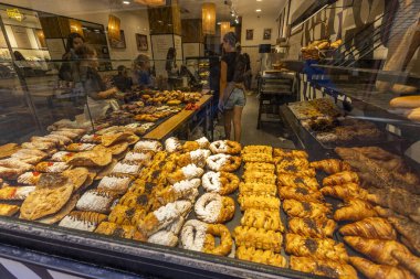 Malaga, İspanya - 21 Ekim 2023: Malaga, İspanya 'daki bir dükkandaki çeşitli hamur işleri ve pastalara yakından bakın.