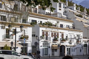 Mijas, İspanya - 22 Ekim 2023: Endülüs 'te bulunan güzel ve büyüleyici beyaz köy. İspanya