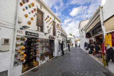 Mijas, İspanya - 22 Ekim 2023: İspanya 'nın Endülüs kentindeki Mijas köyünde tipik seramik dekorasyonu.