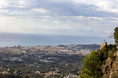 Mijas, İspanya - 22 Ekim 2023: Endülüs 'teki güzel ve büyüleyici beyaz köy Mijas' tan manzara manzarası. İspanya