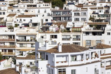 Mijas, İspanya - 22 Ekim 2023: Endülüs 'te bulunan güzel ve büyüleyici beyaz köy. İspanya