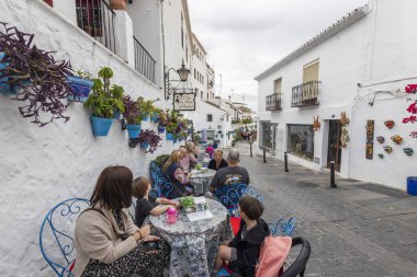 Mijas, İspanya - 22 Ekim 2023: Turistler, Endülüs 'teki şirin, güzel ve büyüleyici beyaz Mijas köyünde kahvaltılarını yapıyorlar. İspanya