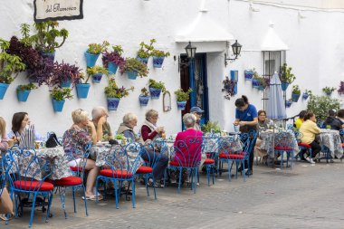 Mijas, İspanya - 22 Ekim 2023: Turistler, Endülüs 'teki şirin, güzel ve büyüleyici beyaz Mijas köyünde kahvaltılarını yapıyorlar. İspanya