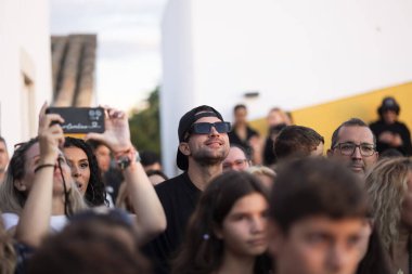 FARO, PORTUGAL: 7 Eylül 2023 - Portekiz 'in Faro kentinde düzenlenen büyük bir festival olan F Festivali' nde seyirci müzik sanatçısı.