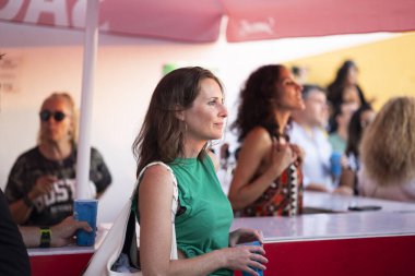 FARO, PORTUGAL: 7 Eylül 2023 - Portekiz 'in Faro kentinde düzenlenen büyük bir festival olan F Festivali' nde seyirci müzik sanatçısı.