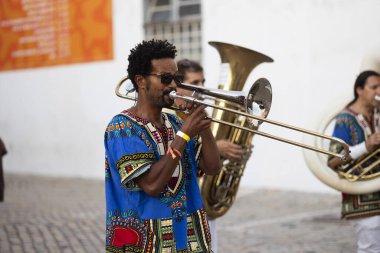 FARO, PORTUGAL: 7 Eylül 2023 - Portekiz 'in Faro kentinde düzenlenen büyük bir festival olan F Festivali' nde sokak müzik grubu gösterileri.