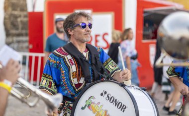 FARO, PORTUGAL: 7 Eylül 2023 - Portekiz 'in Faro kentinde düzenlenen büyük bir festival olan F Festivali' nde sokak müzik grubu gösterileri.