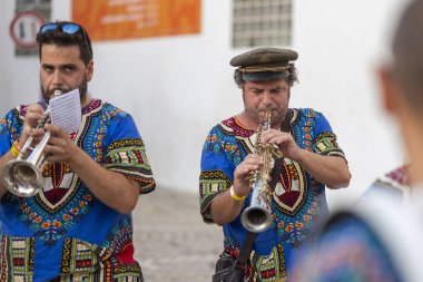 FARO, PORTUGAL: 7 Eylül 2023 - Portekiz 'in Faro kentinde düzenlenen büyük bir festival olan F Festivali' nde sokak müzik grubu gösterileri.