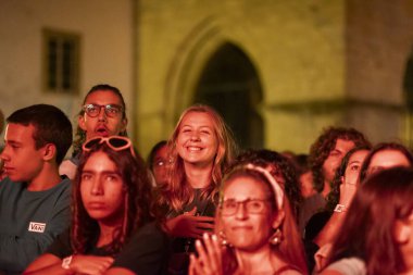 FARO, PORTUGAL: 7 Eylül 2023 - Portekiz 'in Faro kentinde düzenlenen büyük bir festival olan F Festivali' nde seyirci müzik sanatçısı.