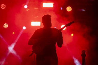 FARO, PORTUGAL: 7 Eylül 2023 - Müzik grubu Mimicat, Portekiz 'in Faro kentinde düzenlenen büyük bir festival olan F festivalinde sahne aldı..