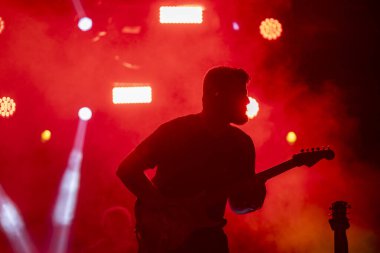 FARO, PORTUGAL: 7 Eylül 2023 - Müzik grubu Mimicat, Portekiz 'in Faro kentinde düzenlenen büyük bir festival olan F festivalinde sahne aldı..
