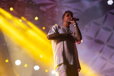 FARO, PORTUGAL: 7 Eylül 2023 - Müzik grubu, Slow J, Portekiz 'in Faro kentinde düzenlenen büyük bir festival olan F festivalinde sahne aldı..