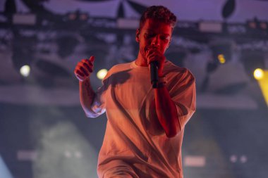 FARO, PORTUGAL: 7 Eylül 2023 - Müzik grubu, Slow J, Portekiz 'in Faro kentinde düzenlenen büyük bir festival olan F festivalinde sahne aldı..