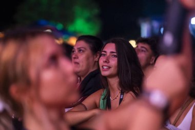 FARO, PORTUGAL: 7 Eylül 2023 - Portekiz 'in Faro kentinde düzenlenen büyük bir festival olan F Festivali' nde seyirci müzik sanatçısı.