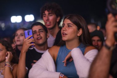 FARO, PORTUGAL: 7 Eylül 2023 - Portekiz 'in Faro kentinde düzenlenen büyük bir festival olan F Festivali' nde seyirci müzik sanatçısı.