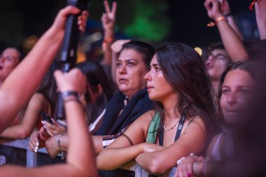 FARO, PORTUGAL: 7 Eylül 2023 - Portekiz 'in Faro kentinde düzenlenen büyük bir festival olan F Festivali' nde seyirci müzik sanatçısı.