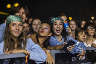 FARO, PORTUGAL: 7 Eylül 2023 - Portekiz 'in Faro kentinde düzenlenen büyük bir festival olan F Festivali' nde seyirci müzik sanatçısı.