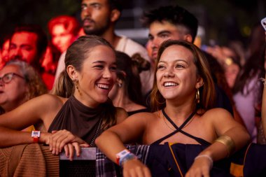 FARO, PORTUGAL: 7 Eylül 2023 - Portekiz 'in Faro kentinde düzenlenen büyük bir festival olan F Festivali' nde seyirci müzik sanatçısı.