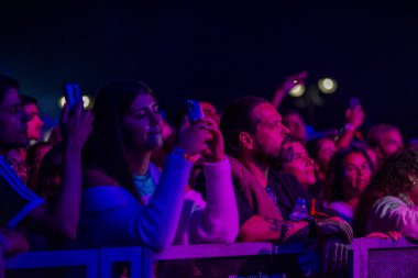 FARO, PORTUGAL: 7 Eylül 2023 - Müzik grubu, Slow J, Portekiz 'in Faro kentinde düzenlenen büyük bir festival olan F festivalinde sahne aldı..