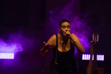 FARO, PORTUGAL: 7 Eylül 2023 - Portekiz 'in Faro kentinde düzenlenen büyük bir festival olan F Festivali' nde müzik grubu, Iolanda.