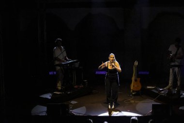 FARO, PORTUGAL: 7 Eylül 2023 - Portekiz 'in Faro kentinde düzenlenen büyük bir festival olan F Festivali' nde müzik grubu, Iolanda.