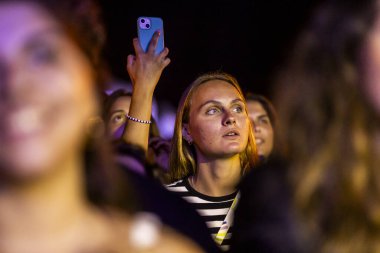 FARO, PORTUGAL: 7 Eylül 2023 - Portekiz 'in Faro kentinde düzenlenen büyük bir festival olan F Festivali' nde seyirci müzik sanatçısı.